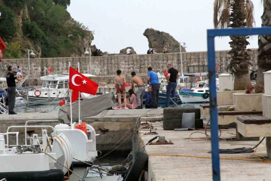 Denize Atlarken Ayağını Kayalara Çarpan Genç Kız Falezlerde Mahsur Kaldı