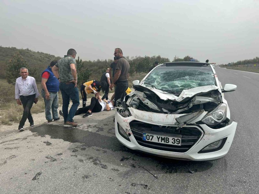 Tıra Arkadan Çarpan Otomobil Sürücüsü Yaralandı
