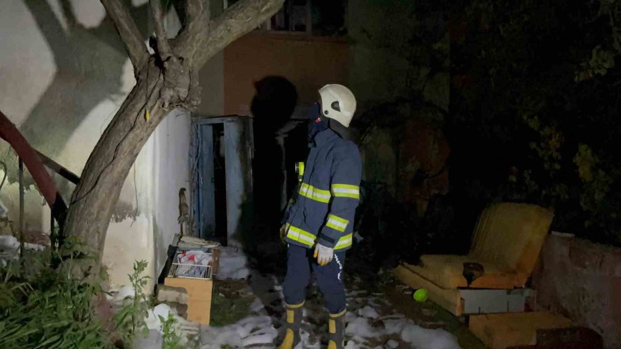 Elektrik Kaçağı Müstakil Evi Küle Çevirdi