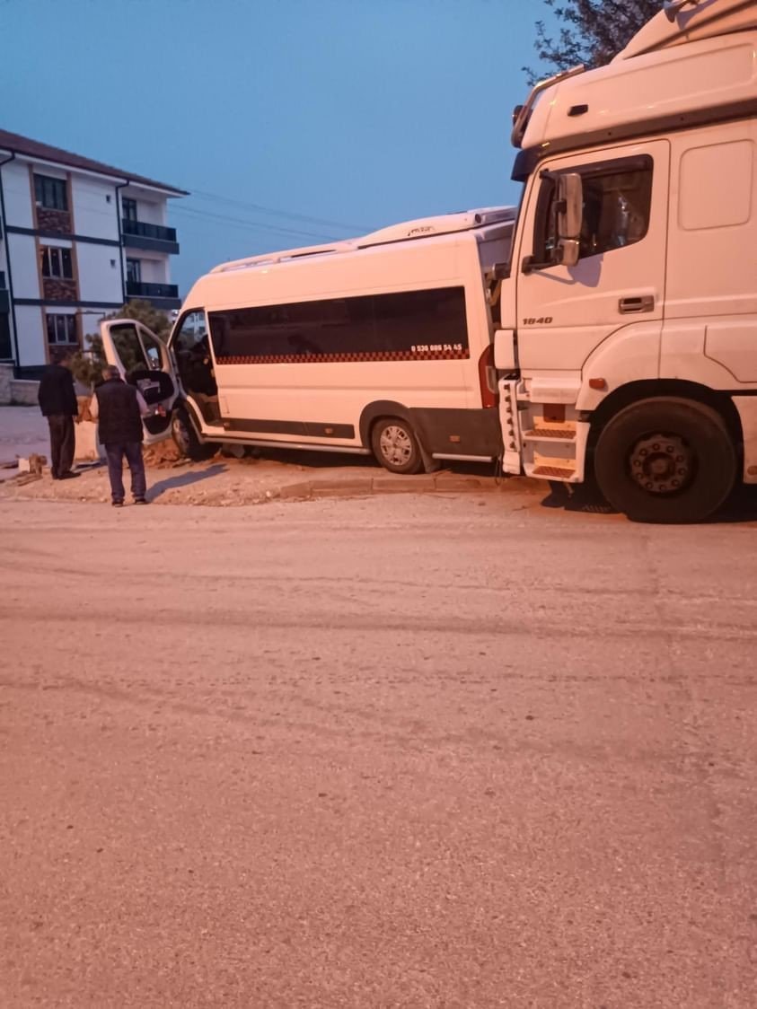 Park Halindeyken Freni Patlayan Tır Minibüse Çarptı