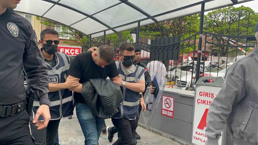 ‘kelime-i Tevhid’ Yazılı Bayrakla Yürüyen Şahsa Küfür Ve Müdahale Eden Şüpheli Adliyeye Sevk Edildi