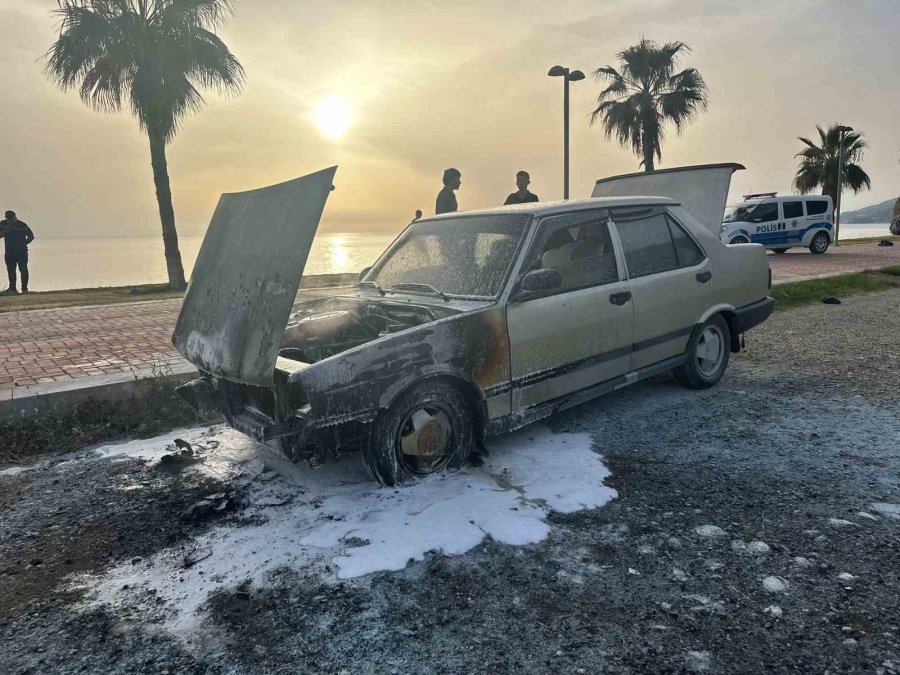 Gazipaşa’da Park Halindeki Otomobil Alev Aldı