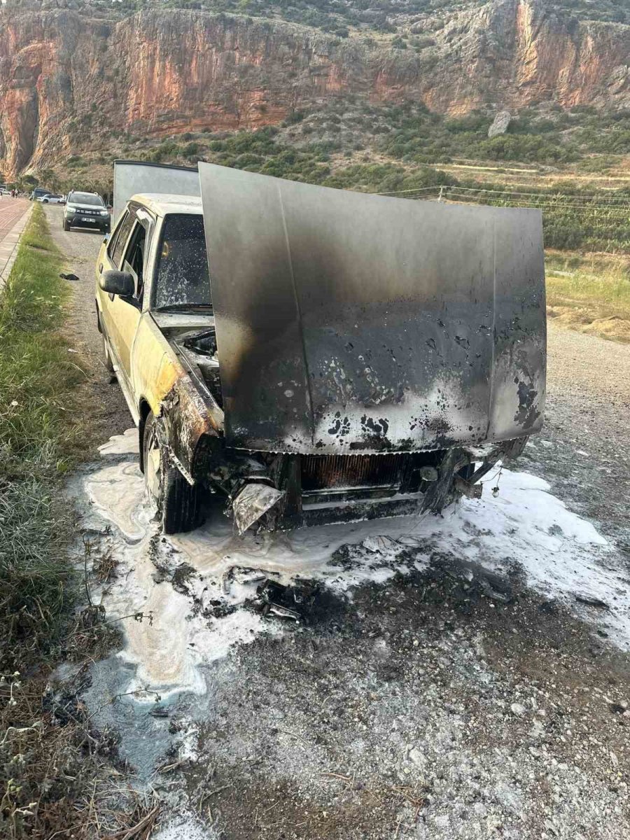 Gazipaşa’da Park Halindeki Otomobil Alev Aldı