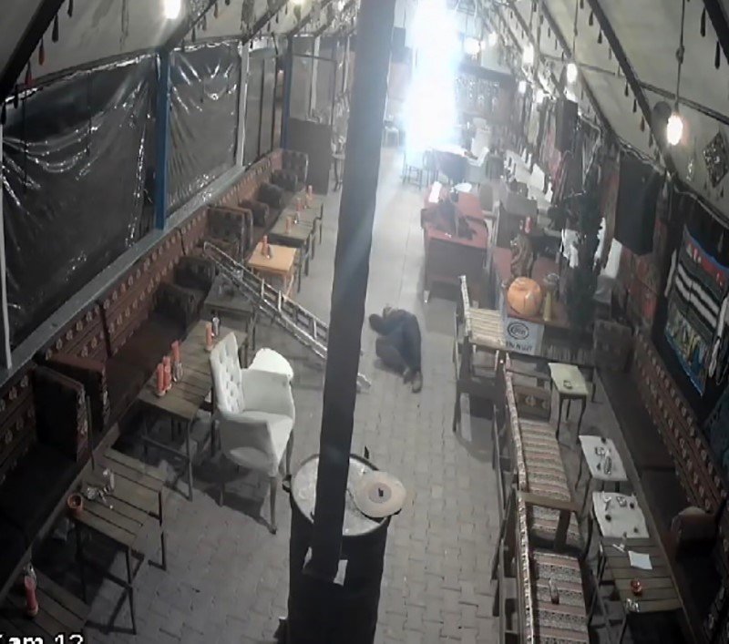 Tavandaki Lambaları Düzeltirken Elektrik Akımına Kapılarak 4 Metreden Düştü, O Anlar Kameraya Yansıdı