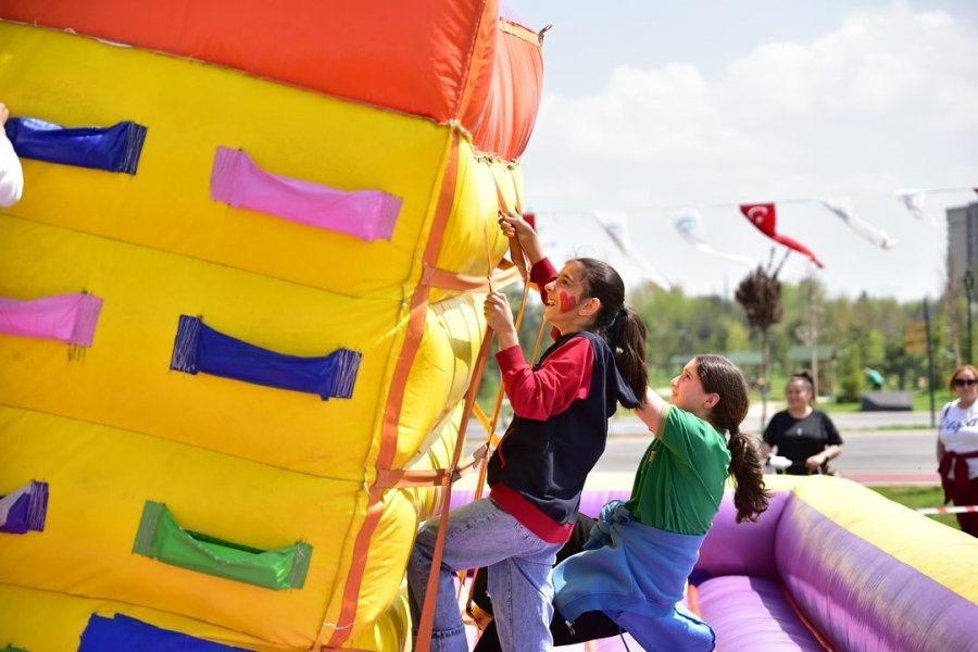 Büyükşehir’in Çocuk Kitap Fuarı Ve Şenliği’nde Çocuklar Hem Eğleniyor Hem Öğreniyor