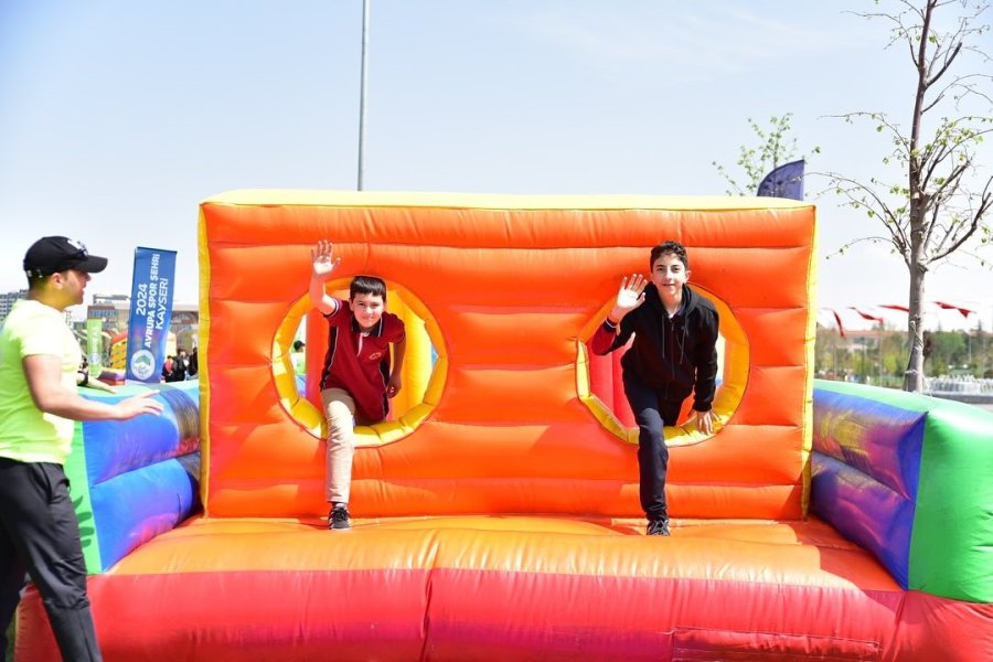 Büyükşehir’in Çocuk Kitap Fuarı Ve Şenliği’nde Çocuklar Hem Eğleniyor Hem Öğreniyor