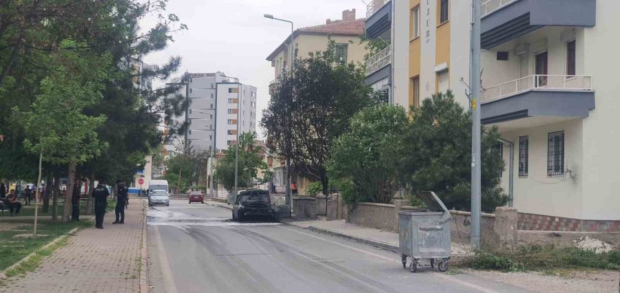Park Halindeki Otomobil Yanarak Küle Döndü