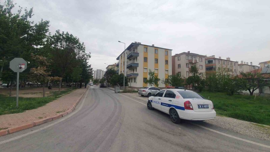 Park Halindeki Otomobil Yanarak Küle Döndü