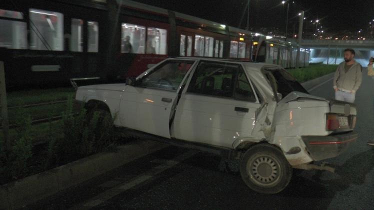 Kayseri’de Otomobil Tramvay Yolunu Girdi: 2 Yaralı