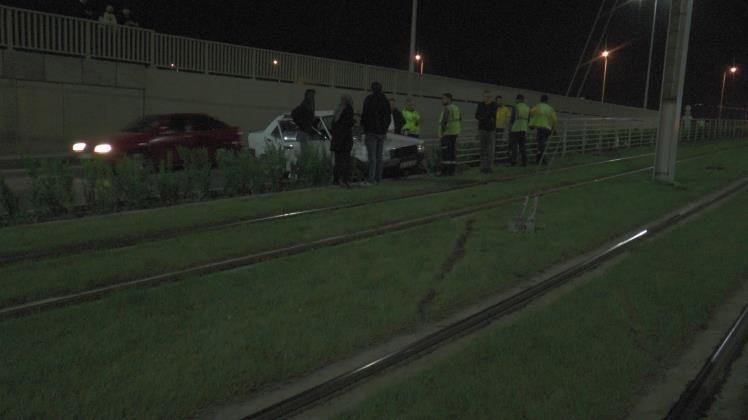 Kayseri’de Otomobil Tramvay Yolunu Girdi: 2 Yaralı