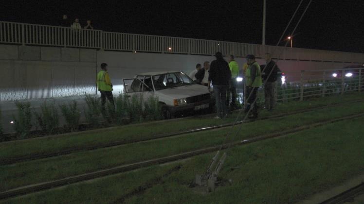 Kayseri’de Otomobil Tramvay Yolunu Girdi: 2 Yaralı
