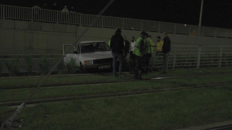 Kayseri’de Otomobil Tramvay Yolunu Girdi: 2 Yaralı