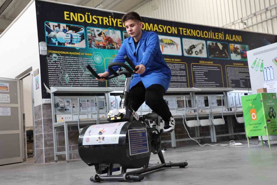 Liseli Genç Kondisyon Bisikletinde Harcadığı Enerjiyi Elektriğe Çevirdi