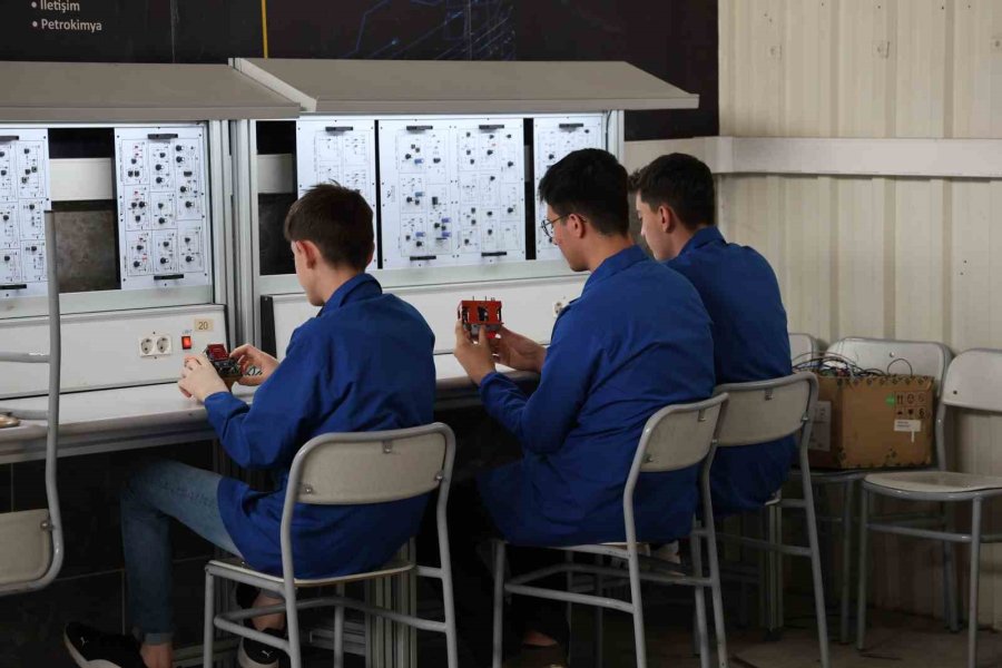 Liseli Genç Kondisyon Bisikletinde Harcadığı Enerjiyi Elektriğe Çevirdi