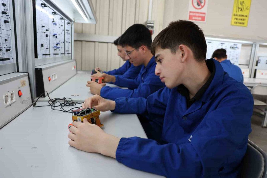 Liseli Genç Kondisyon Bisikletinde Harcadığı Enerjiyi Elektriğe Çevirdi