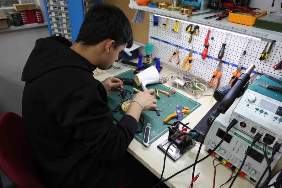 Liseli Genç Kondisyon Bisikletinde Harcadığı Enerjiyi Elektriğe Çevirdi