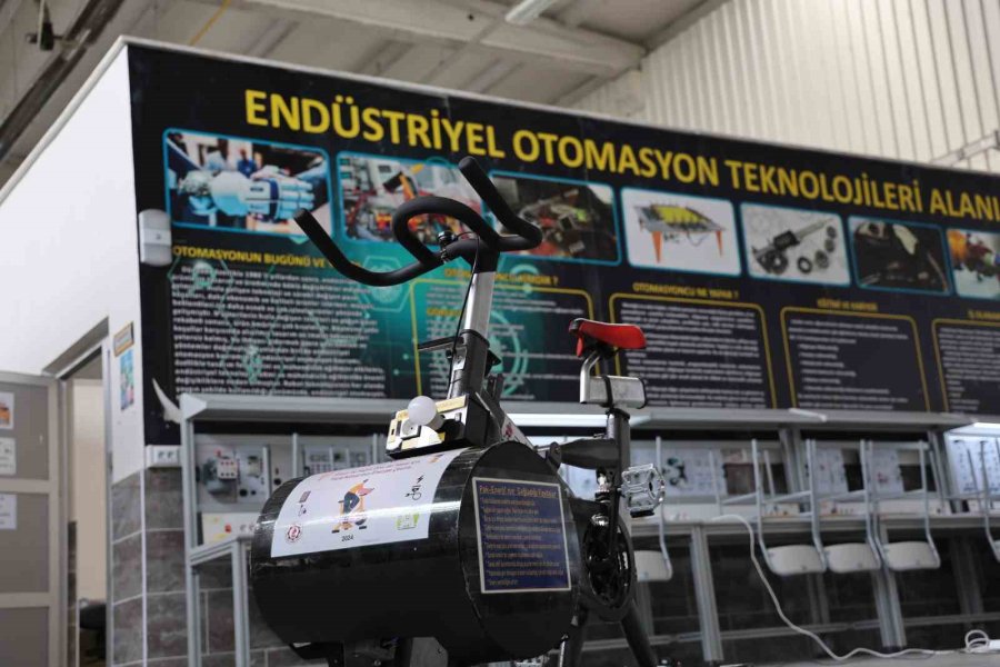 Liseli Genç Kondisyon Bisikletinde Harcadığı Enerjiyi Elektriğe Çevirdi