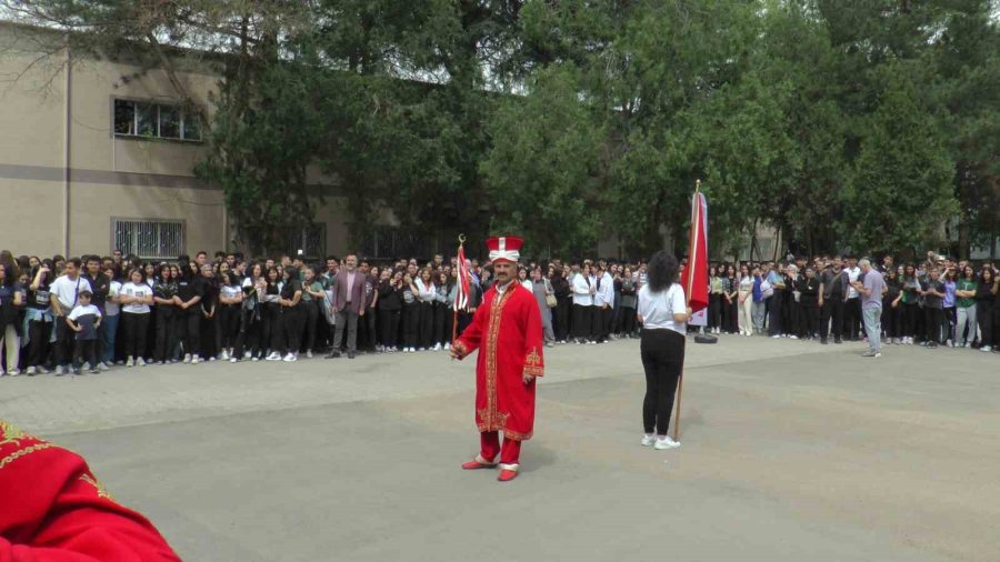 Kayseri’de Öğrenciler Mareşal Fevzi Çakmak’ı Andı
