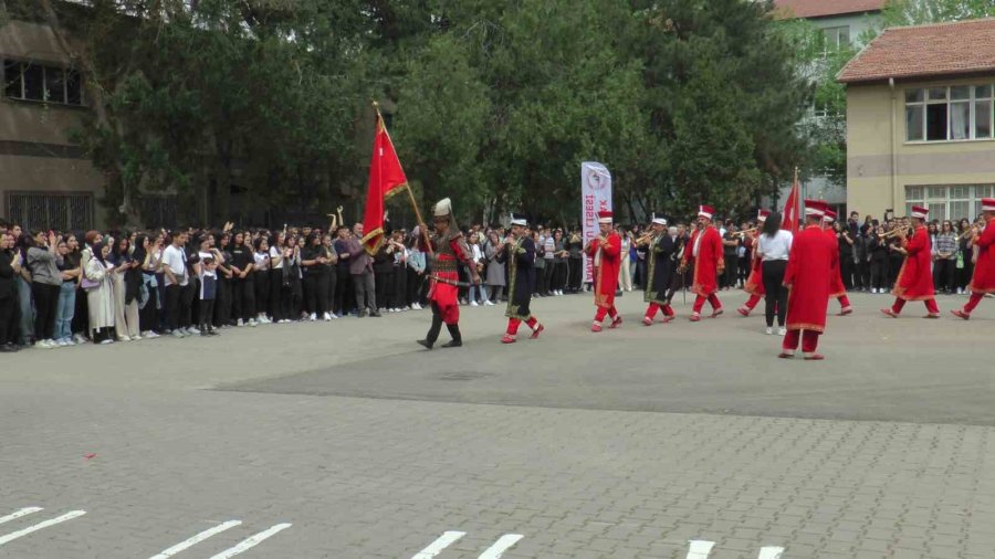 Kayseri’de Öğrenciler Mareşal Fevzi Çakmak’ı Andı