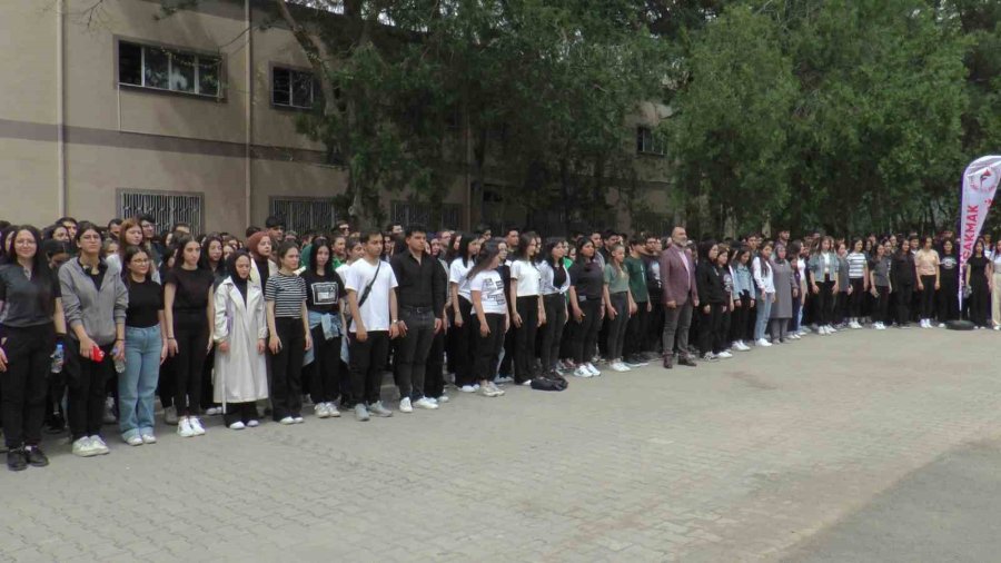 Kayseri’de Öğrenciler Mareşal Fevzi Çakmak’ı Andı