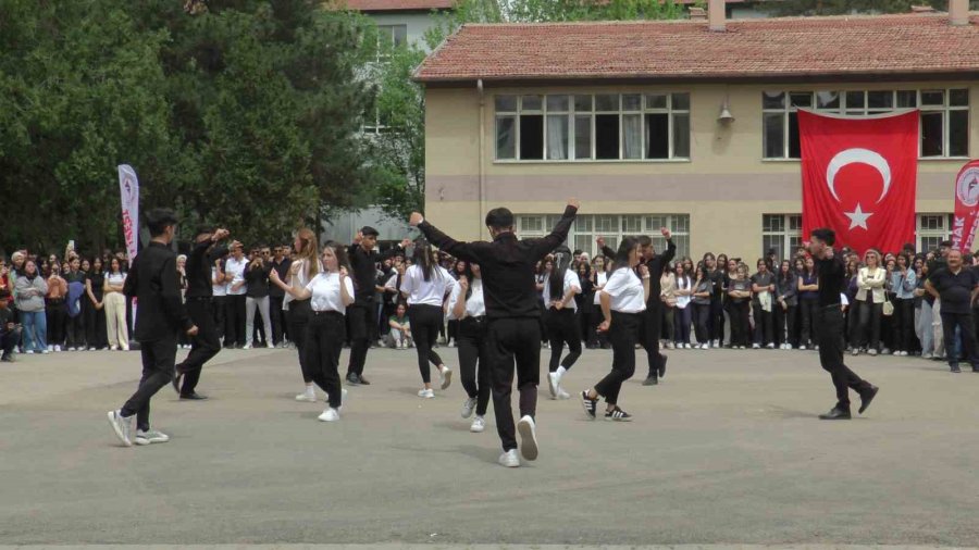 Kayseri’de Öğrenciler Mareşal Fevzi Çakmak’ı Andı