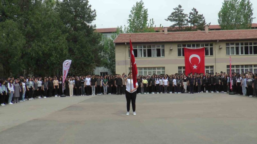 Kayseri’de Öğrenciler Mareşal Fevzi Çakmak’ı Andı