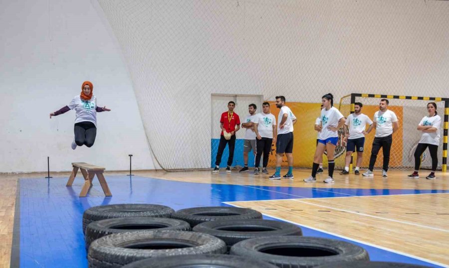 Mersin’de Gençler, Belediyenin Açtığı Fiziksel Yeterlilik Kursunda Sınavlara Hazırlanıyor