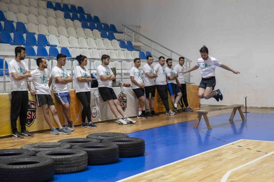 Mersin’de Gençler, Belediyenin Açtığı Fiziksel Yeterlilik Kursunda Sınavlara Hazırlanıyor
