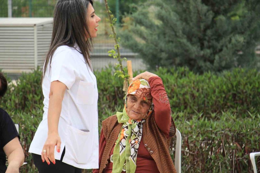 65 Yaş Üstü Hastalar Hastane Bahçesinde Egzersiz Yaptı