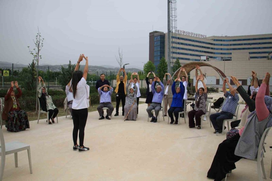 65 Yaş Üstü Hastalar Hastane Bahçesinde Egzersiz Yaptı