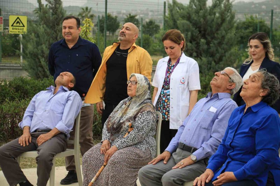 65 Yaş Üstü Hastalar Hastane Bahçesinde Egzersiz Yaptı