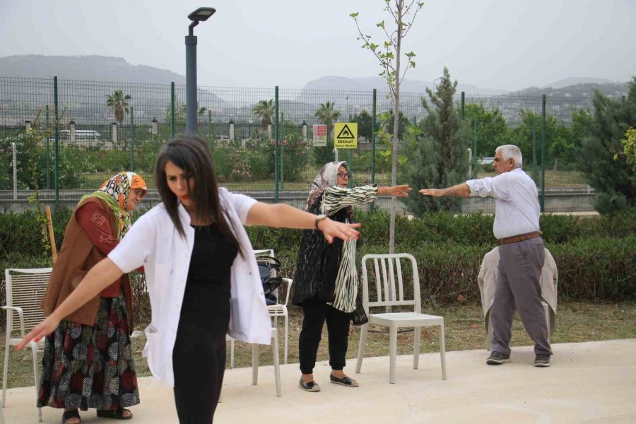 65 Yaş Üstü Hastalar Hastane Bahçesinde Egzersiz Yaptı