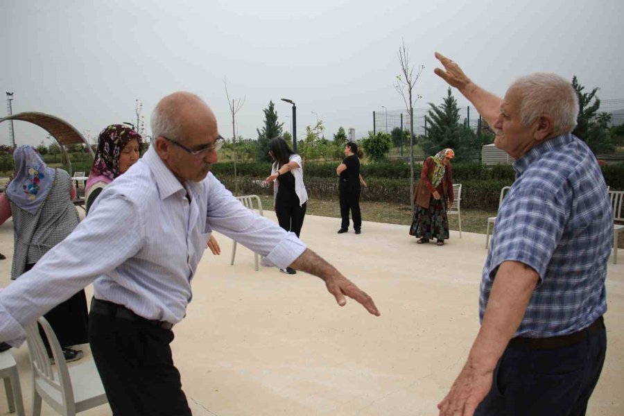 65 Yaş Üstü Hastalar Hastane Bahçesinde Egzersiz Yaptı