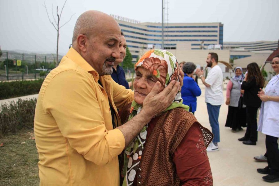 65 Yaş Üstü Hastalar Hastane Bahçesinde Egzersiz Yaptı