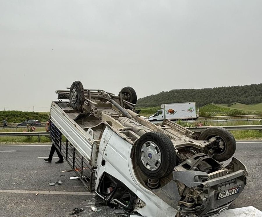 Mersin’de Lastiği Patlayan Kamyonet Devrildi, Sürücü Öldü