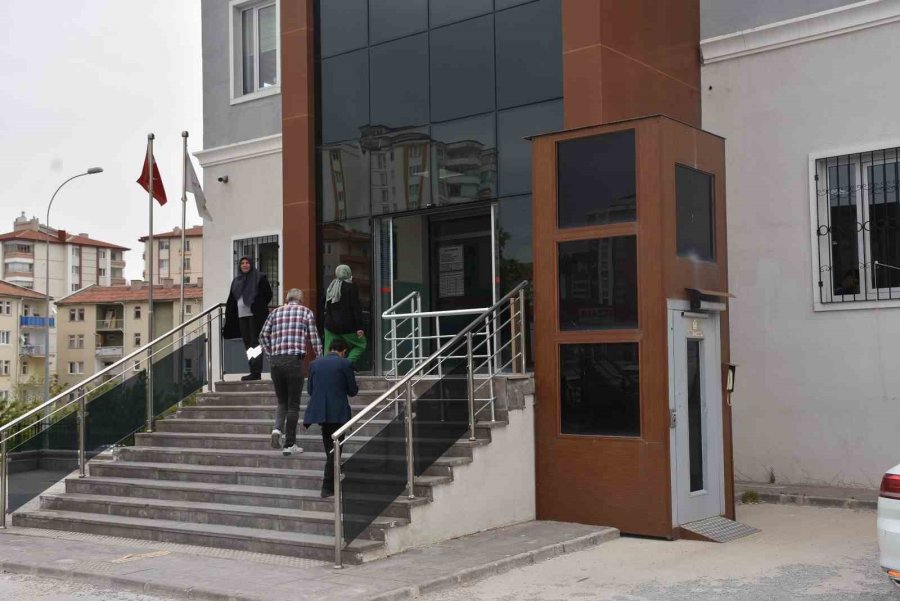 Asansörü Çalışmayan Ve Engelli Rampası Olmayan Sağlık Ocağı Vatandaşı İsyan Ettirdi