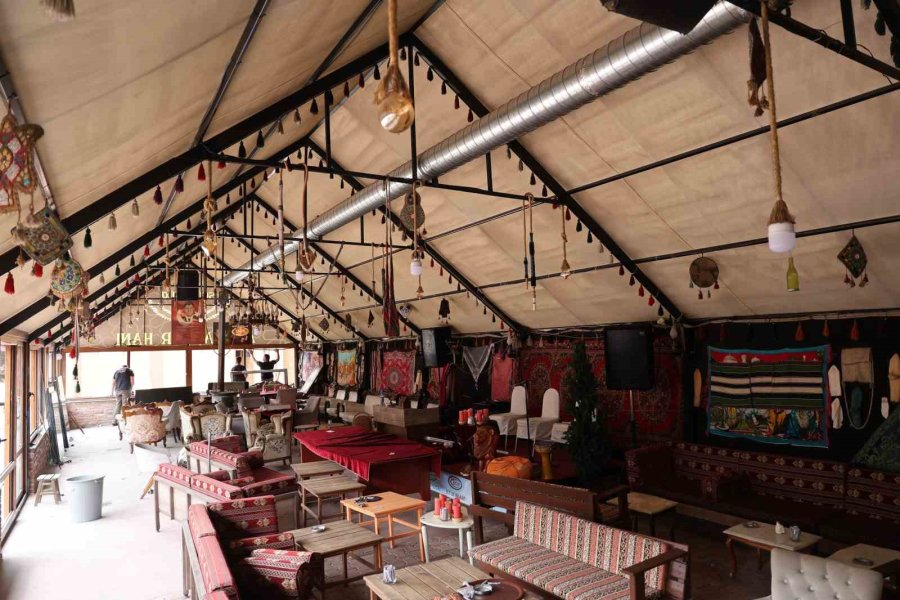 Tavandaki Lambaları Düzeltirken Elektrik Akımına Kapılarak 4 Metreden Düştü, O Anlar Kameraya Yansıdı