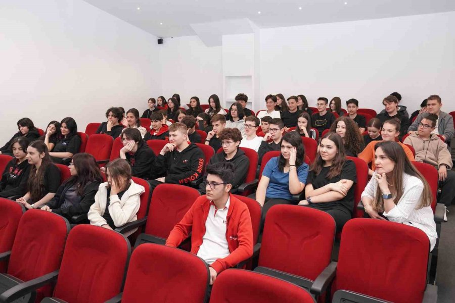 Üniversiteli Gençlerden Farkındalık Eğitimi