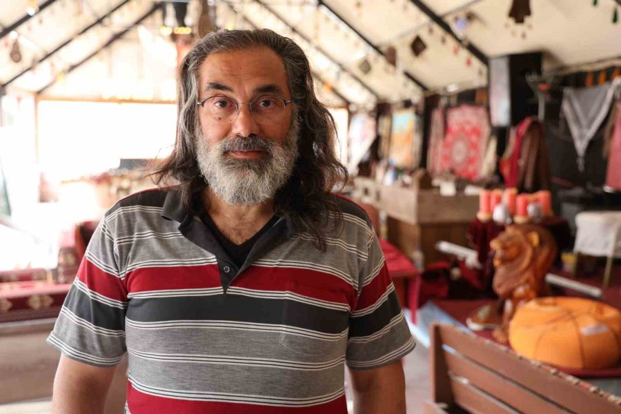 Tavandaki Lambaları Düzeltirken Elektrik Akımına Kapılarak 4 Metreden Düştü, O Anlar Kameraya Yansıdı