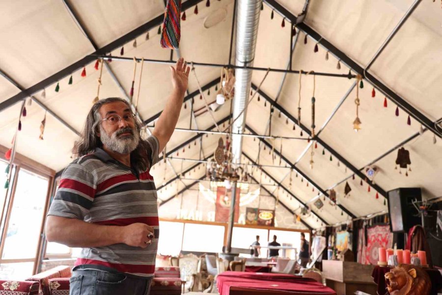 Tavandaki Lambaları Düzeltirken Elektrik Akımına Kapılarak 4 Metreden Düştü, O Anlar Kameraya Yansıdı