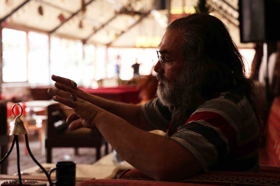 Tavandaki Lambaları Düzeltirken Elektrik Akımına Kapılarak 4 Metreden Düştü, O Anlar Kameraya Yansıdı