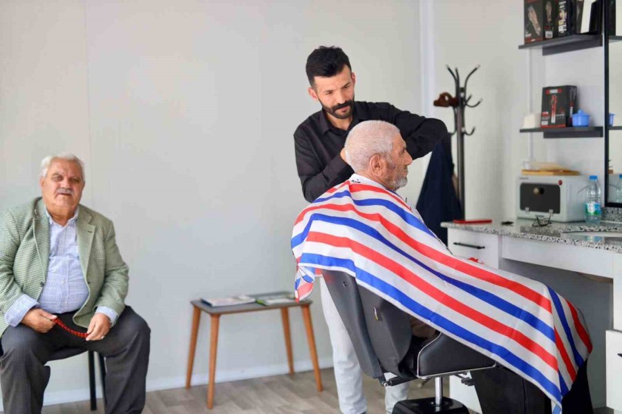Aksaray’da Emekliler Ücretsiz Tıraş Ediliyor