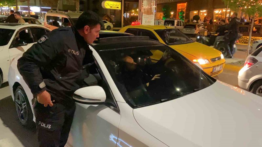 Aksaray’da Araç Camlarındaki Filmler Bir Bir Söküldü