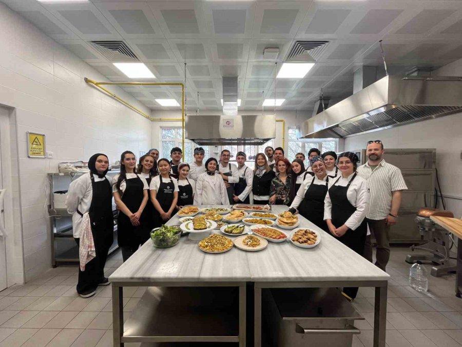 6 Yabancı Öğrenci, Türk Aşçı Adayları İle Yemek Yaptı