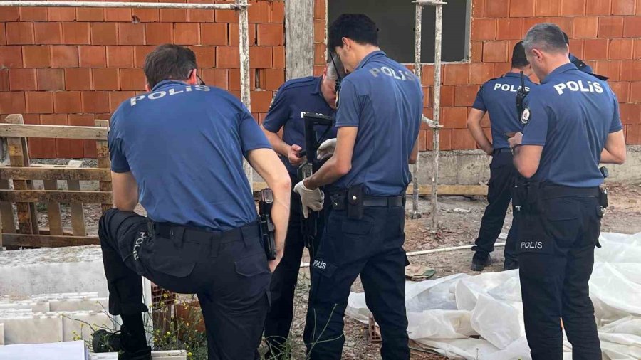 Ailesine Kızıp İnşaata Girdi, Tüfekle Etrafa Rastgele Ateş Etti