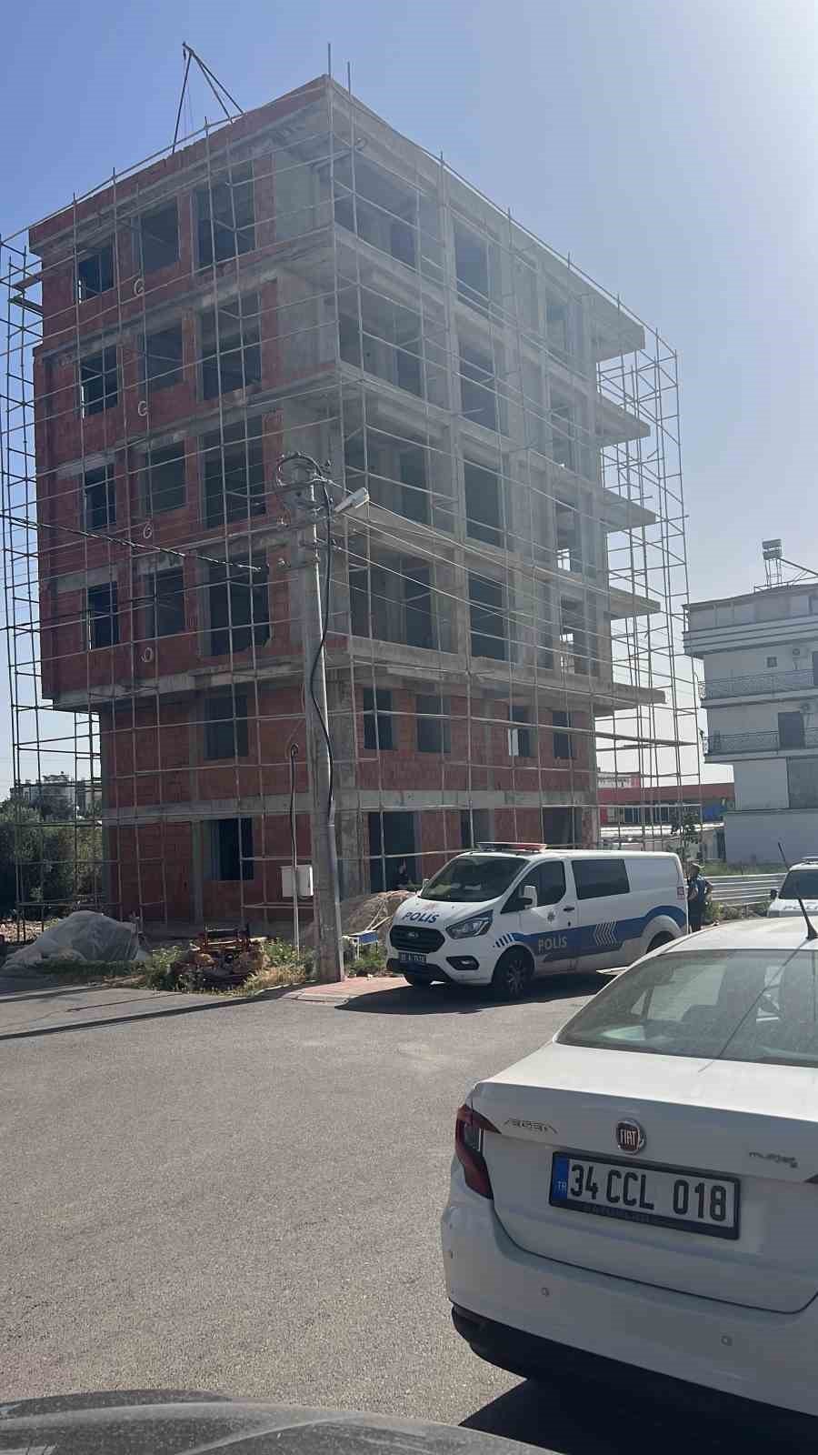 Ailesine Kızıp İnşaata Girdi, Tüfekle Etrafa Rastgele Ateş Etti