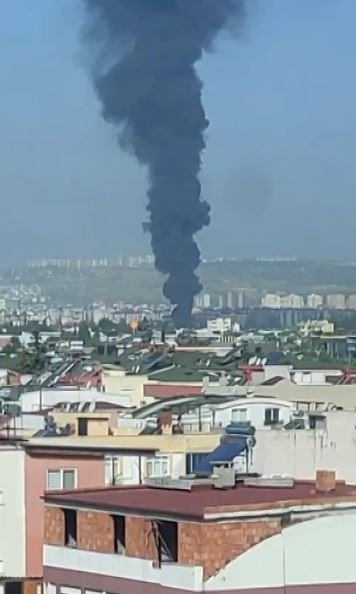 Deponun Bahçesindeki Plastik Kasalar Yandı, Siyah Dumanlar Gökyüzünü Kapladı