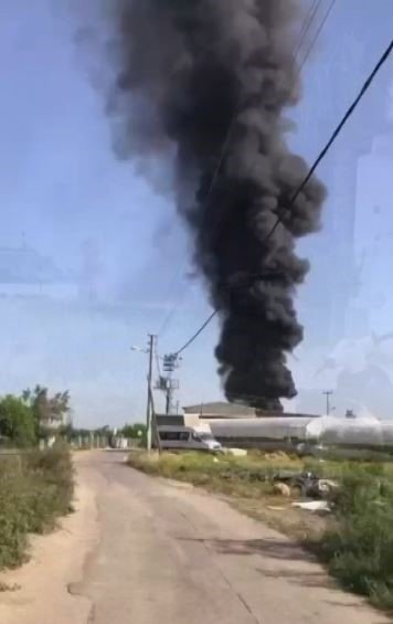 Deponun Bahçesindeki Plastik Kasalar Yandı, Siyah Dumanlar Gökyüzünü Kapladı