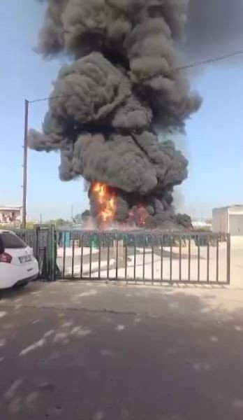 Deponun Bahçesindeki Plastik Kasalar Yandı, Siyah Dumanlar Gökyüzünü Kapladı