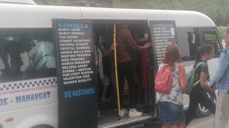 Minibüsteki Turist Sayısı Görenlere Pes Dedirtti